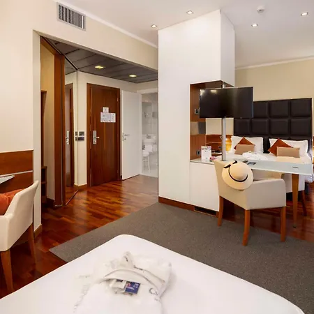 Western Madison Hotel 4*