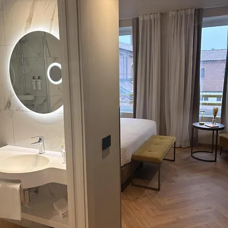 Western Madison Отель 4*