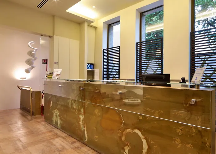 Western Madison Отель 4*