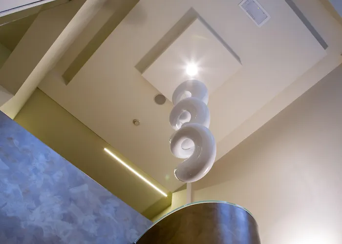 Western Madison Отель 4*