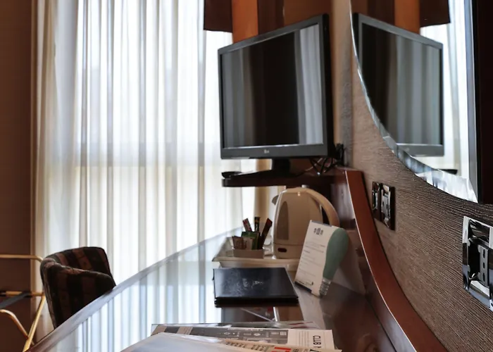 Western Madison Отель Милан