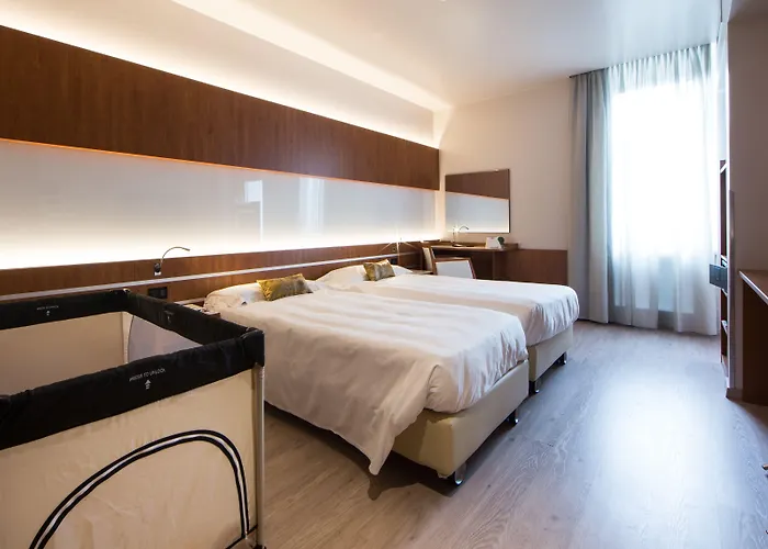 Western Madison Отель 4*