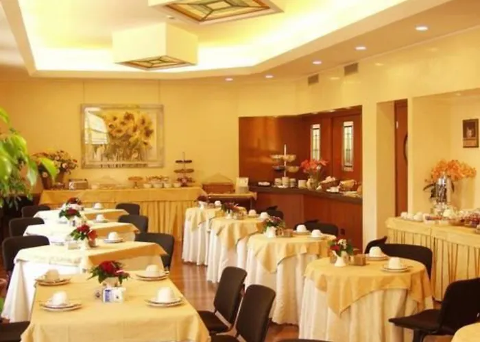 Western Madison Отель 4*