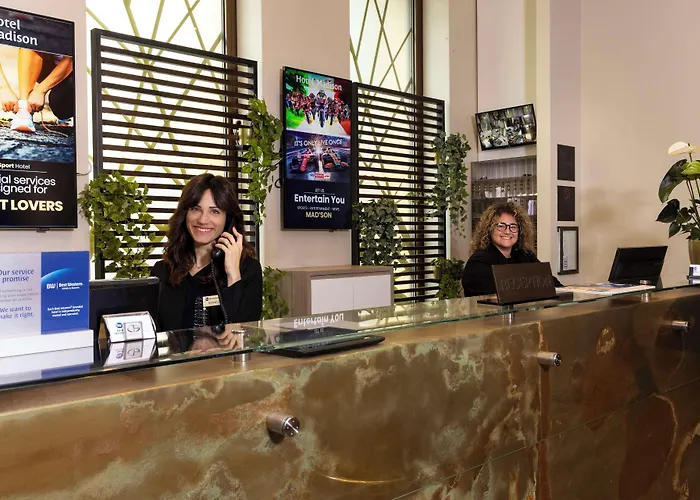 Western Madison Отель