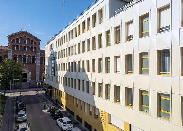 Отель Western Madison 4*