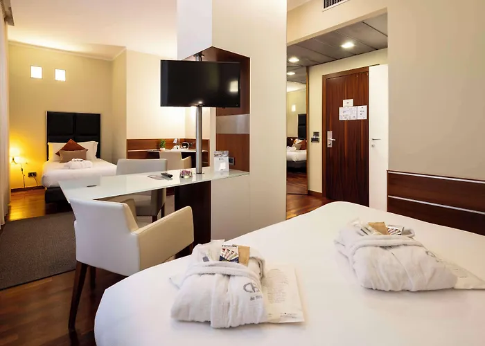 Western Madison Отель 4*