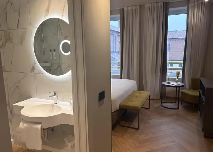 Western Madison Отель 4*