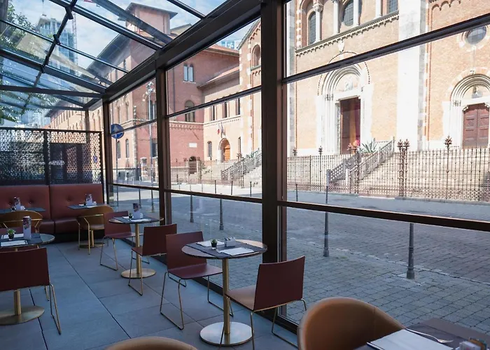 Western Madison Отель 4*