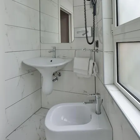 Отель Western Madison 4*