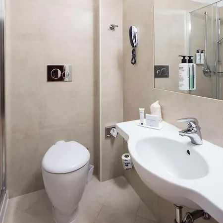 Western Madison Отель 4*