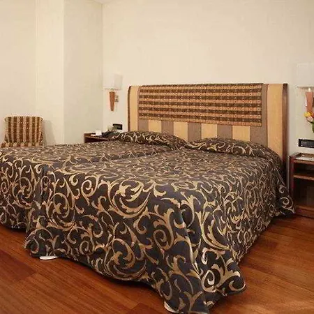 Western Madison Отель 4*