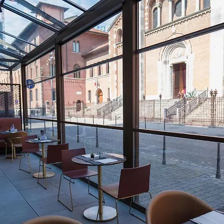 Western Madison Отель 4*